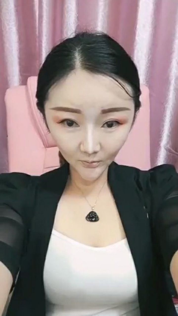 女子为变美整成蛇精脸,网友:这脸都畸形了!