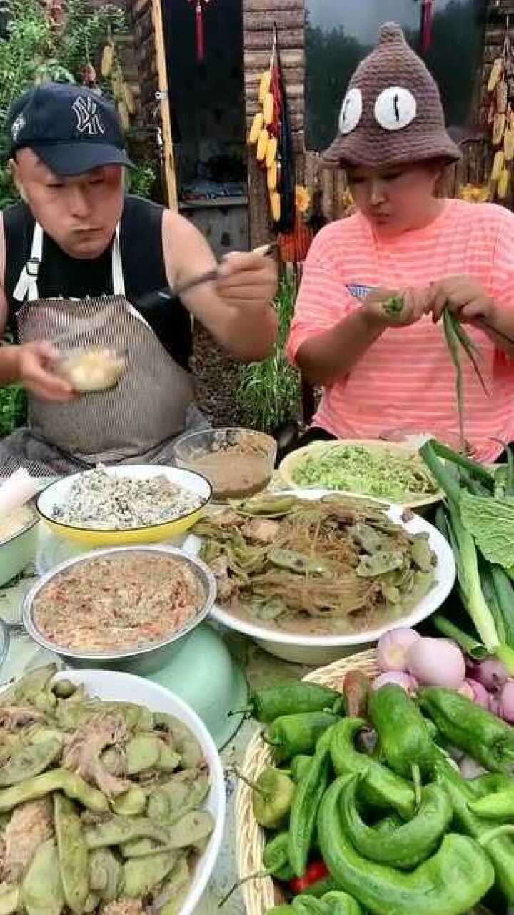 东北夫妻到饭点了看他们这种吃饭方式真是太豪横了
