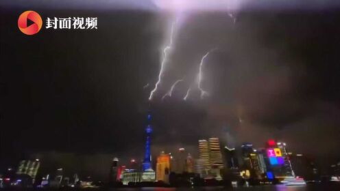 上海东方明珠塔被闪电击中瞬间 外滩游客发出连连惊呼