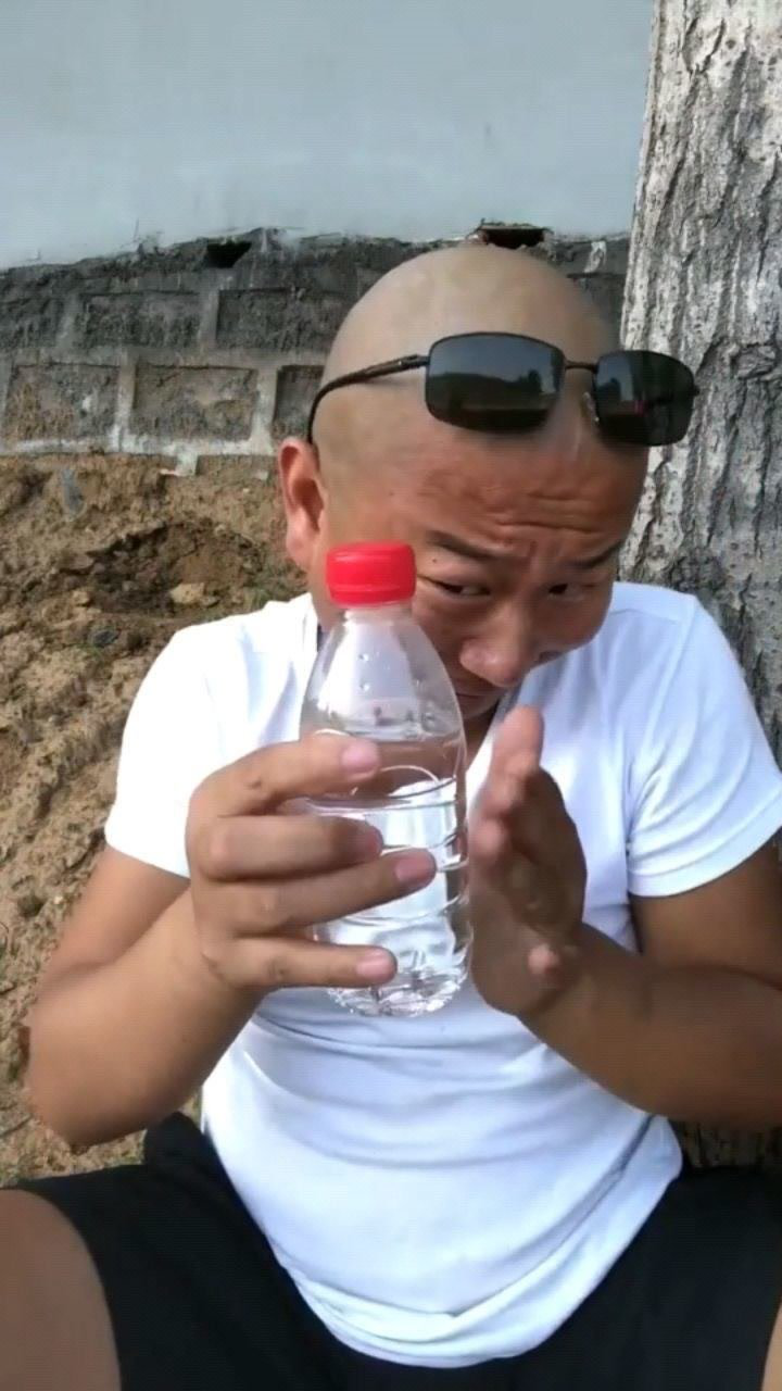 谁来模仿一段giao哥喝水