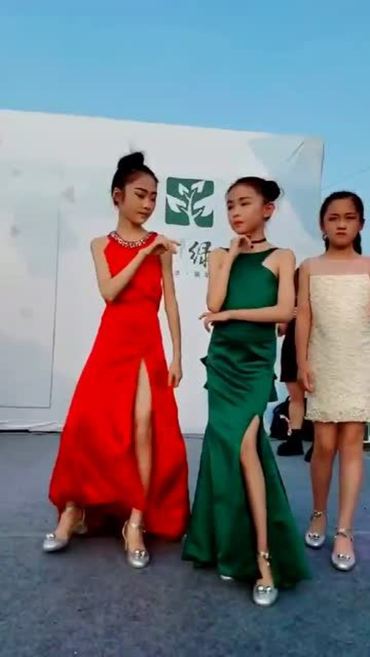 3个童模一块摆姿势拍照一点默契也没有真是苦了宋小睿了
