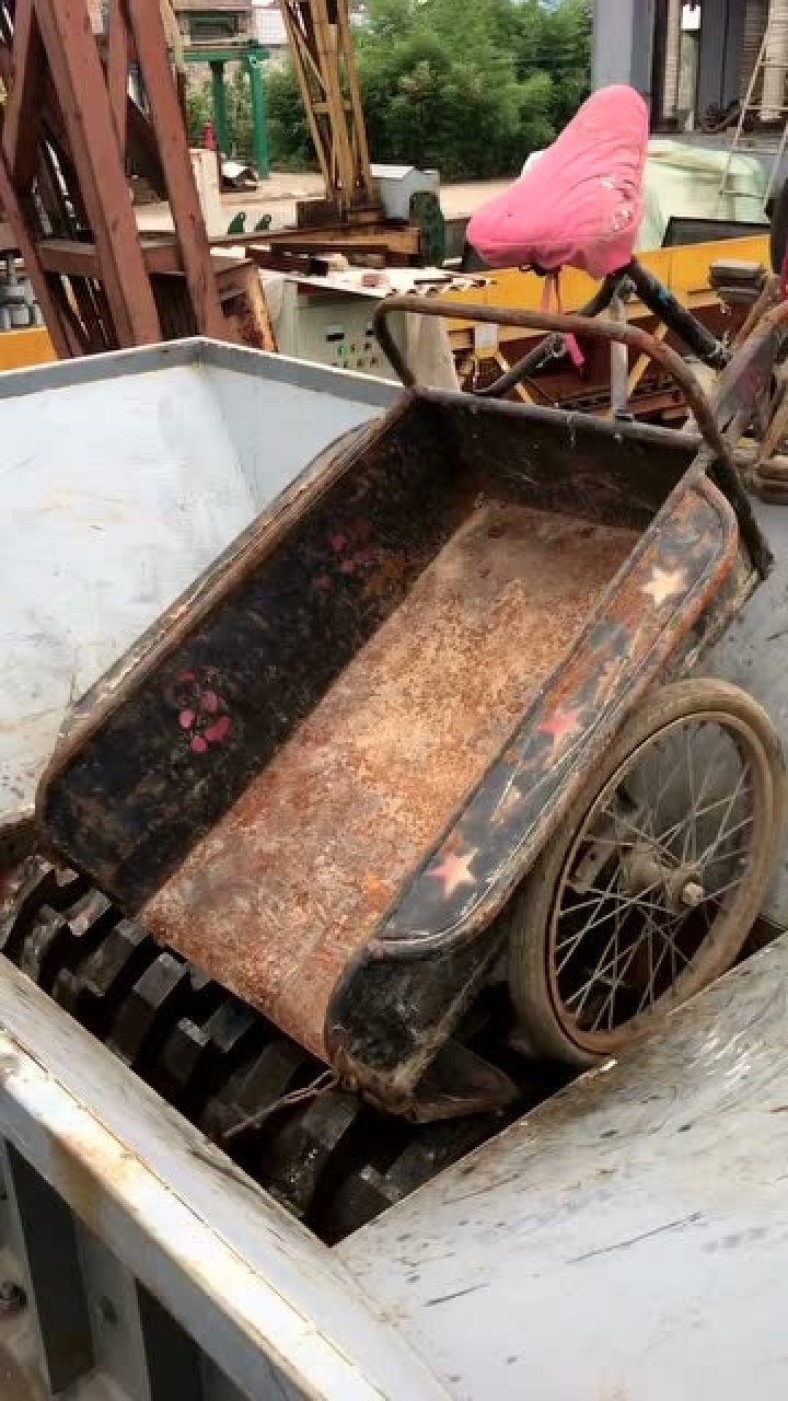 万能的粉碎机扔进这台报废的三轮车好戏才刚刚开始