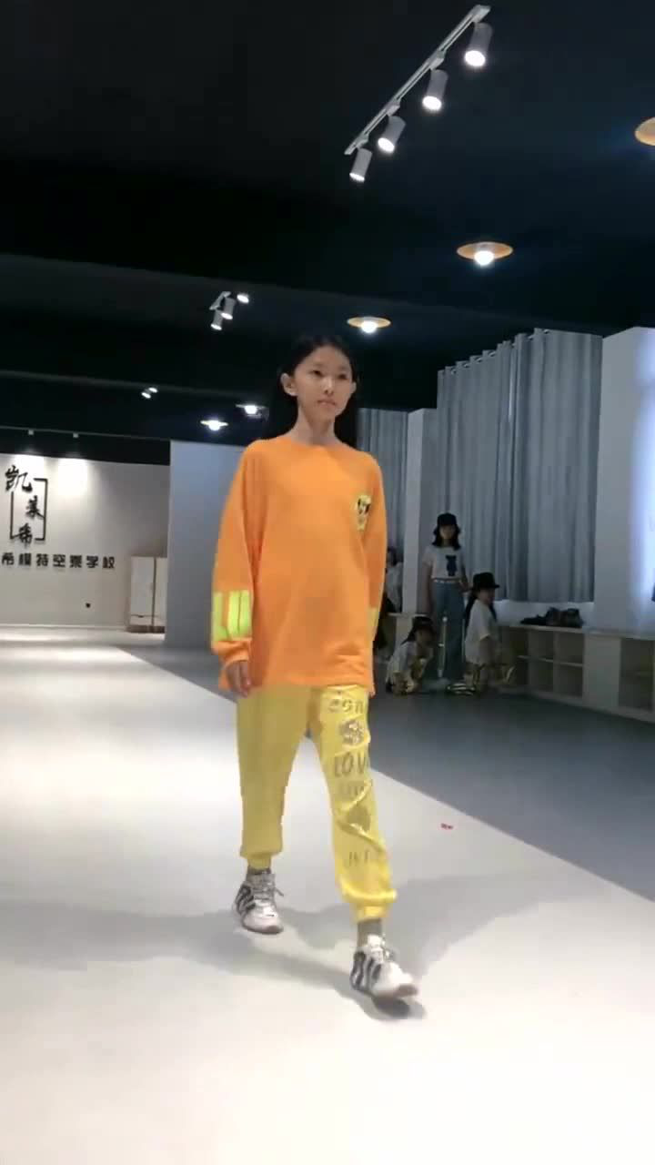 童模宋小睿马上要比赛了大晚上还在学校练习太辛苦了