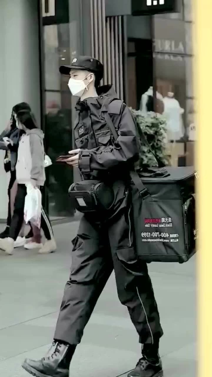 黑天鹅外卖员,身高在180以上,必须会双语!