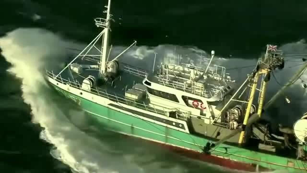 一艘在大海中行驶的船，被海浪拍打的一上一下，船员也不怕晕船_高清1080P在线观看平台_腾讯视频