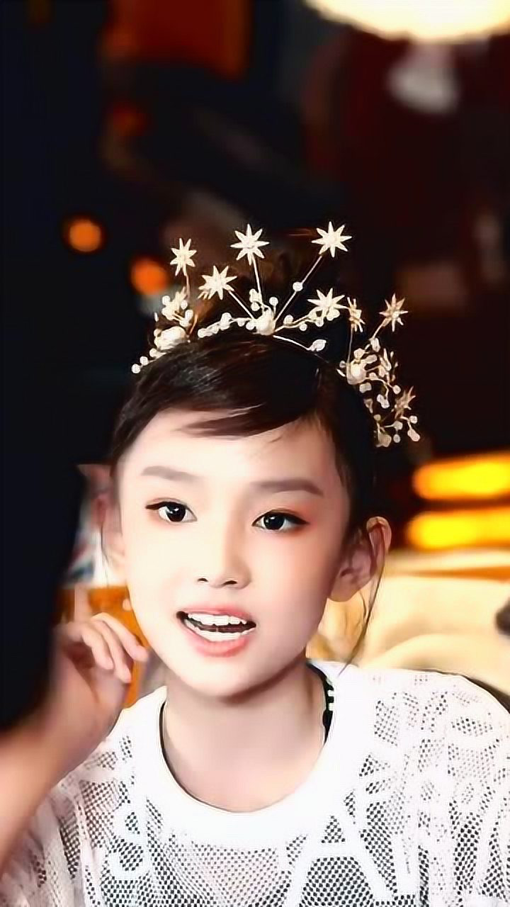 宋小睿和小朋友分享蛋挞一共4个人三个蛋挞不够分谁最后没有呢