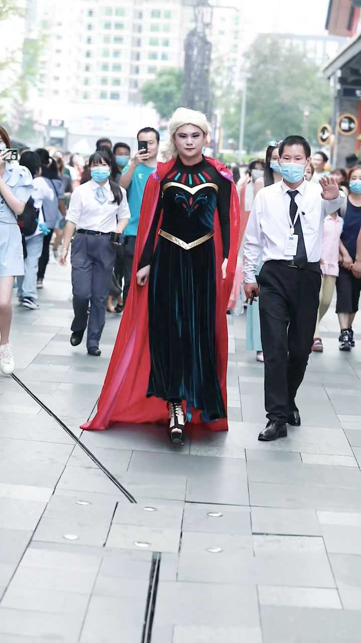 女装大佬逛街保安亲自护送