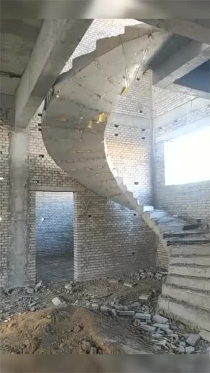 农村的自建房设计的旋转楼梯真是太大胆了