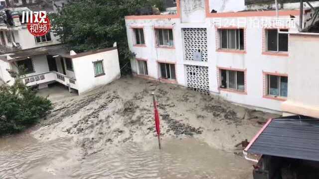 突发泥石流阻断河道 理县紧急转移17名被困群众