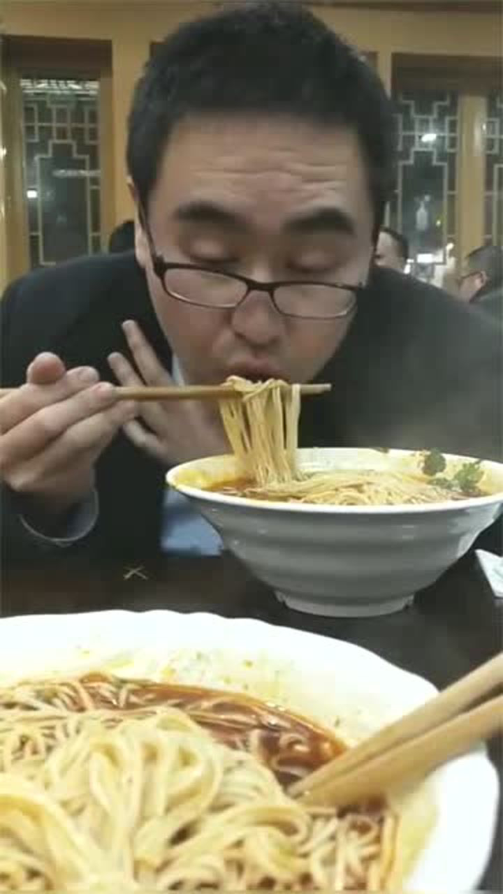 这个大哥吃面的样子有点搞笑都可以做好几个表情包了