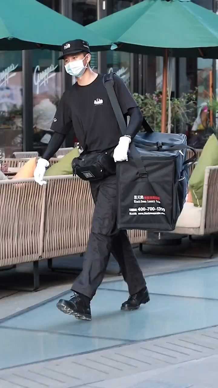 黑天鹅的外卖小哥,身高180以上,必须会双语,这要求确定不是在招聘男友