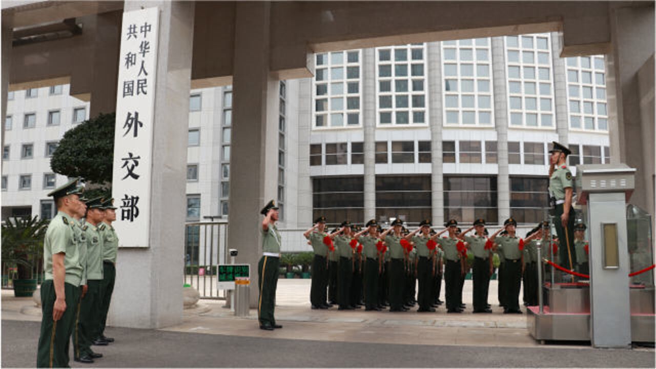 北京武警驻外交部警卫部队老兵告别式向哨位敬上最后一个军礼