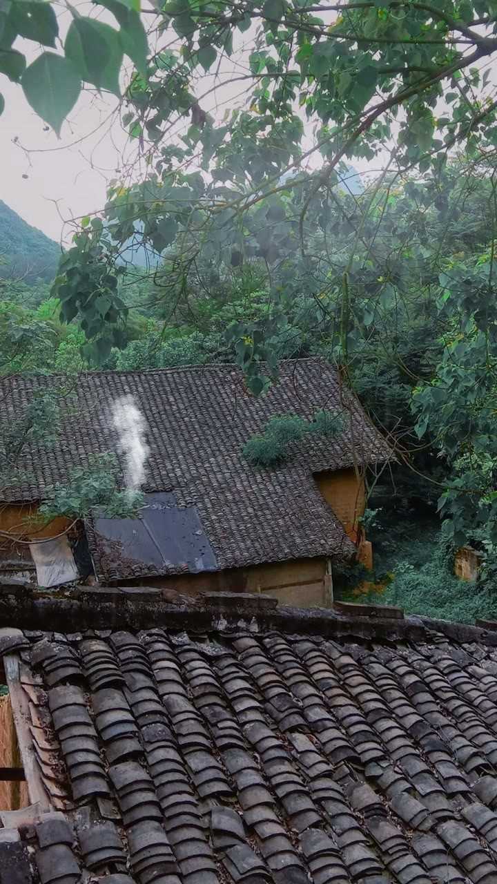 屋簷灑雨滴炊煙裊裊起蹉跎輾轉宛然的你在哪裡