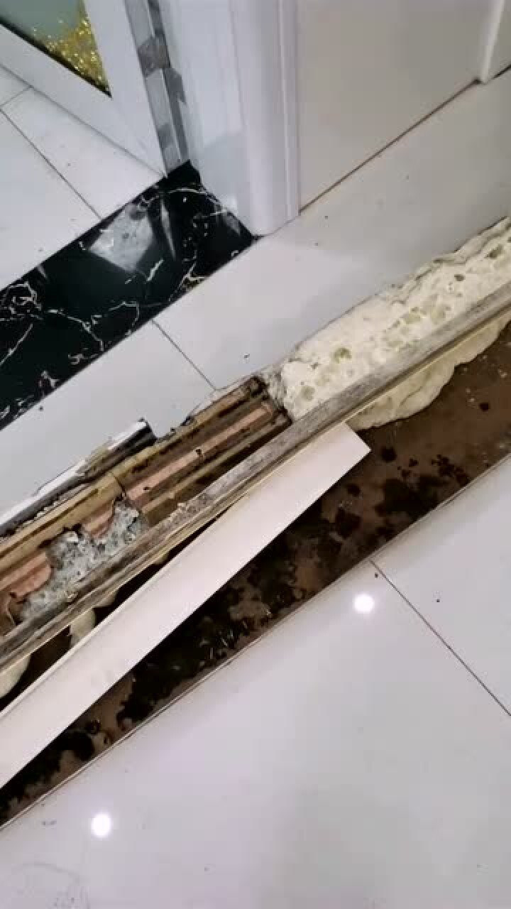 当初卫生间边的卧室门边没有刷防水现在门框吸潮发霉