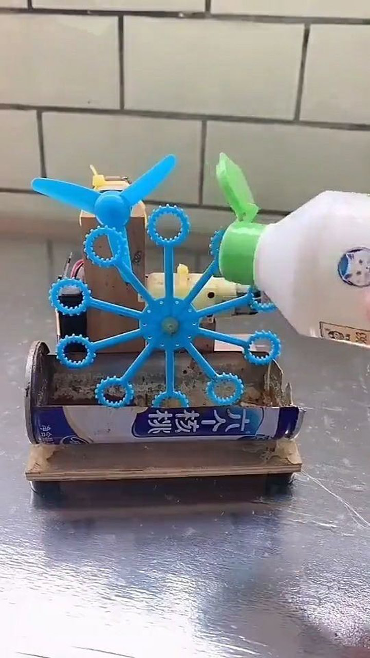 家里孩子没有玩具,自己自制了一个泡泡机,儿子很喜欢!