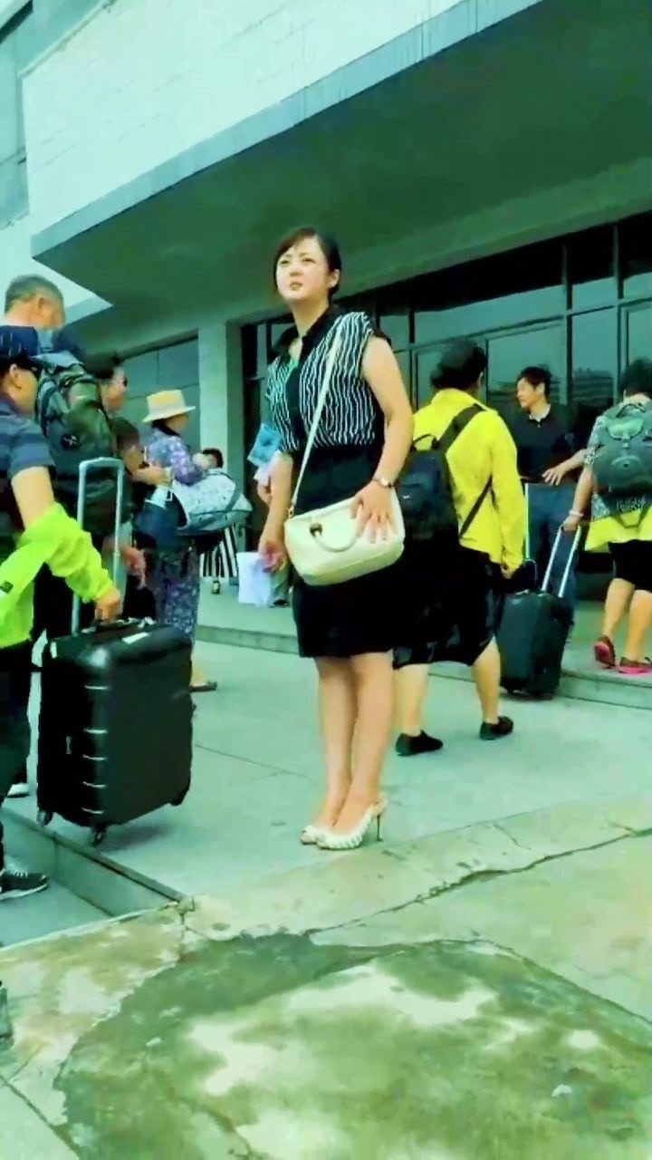 在火车站接站的朝鲜美女导游这种气质真让人羡慕天然美