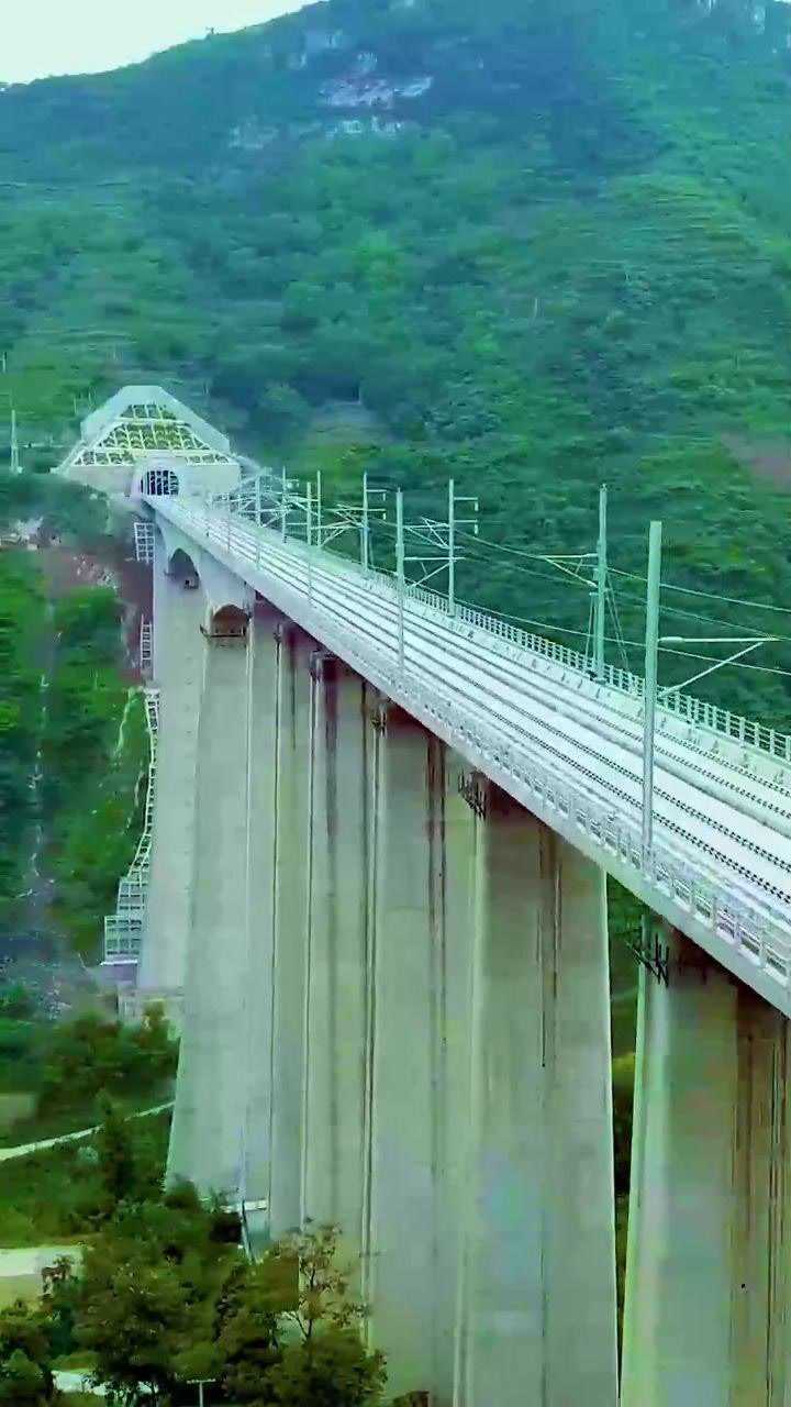 成贵客专云南段,贯穿在云南大山之中的,世界首条山区高速铁路