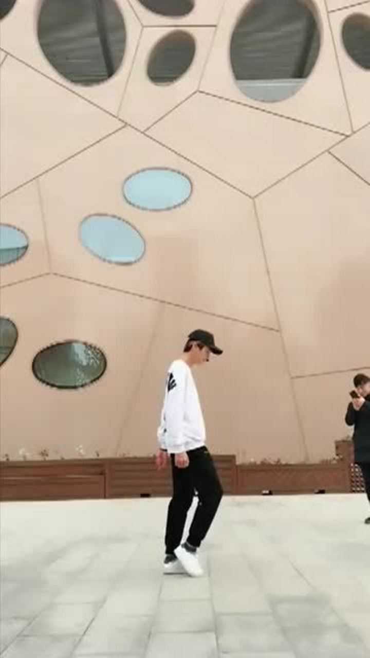 帅哥在练习太空步,这慢动作你看懂了吗