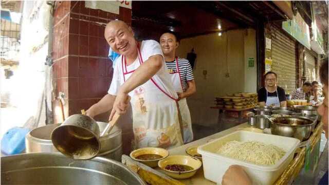 探店网红街边面庄,一口气吃了两碗,勒才是正宗重庆小面的味道!