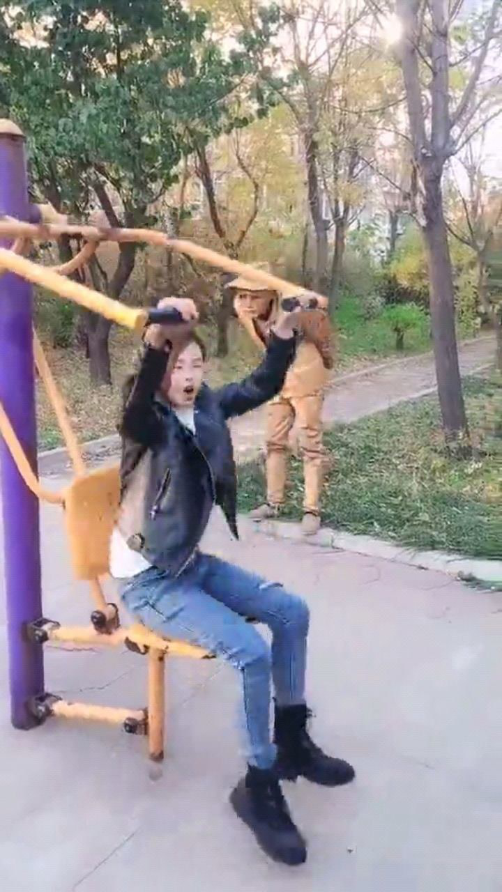 美女健身，没想到旁边的雕像是真人，抓起美女的脚挠脚心！_高清1080P在线观看平台_腾讯视频