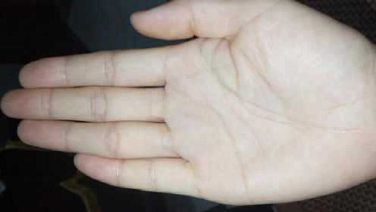 手相算命女人手掌大手指短手相敢做敢为必事业有成富贵四方