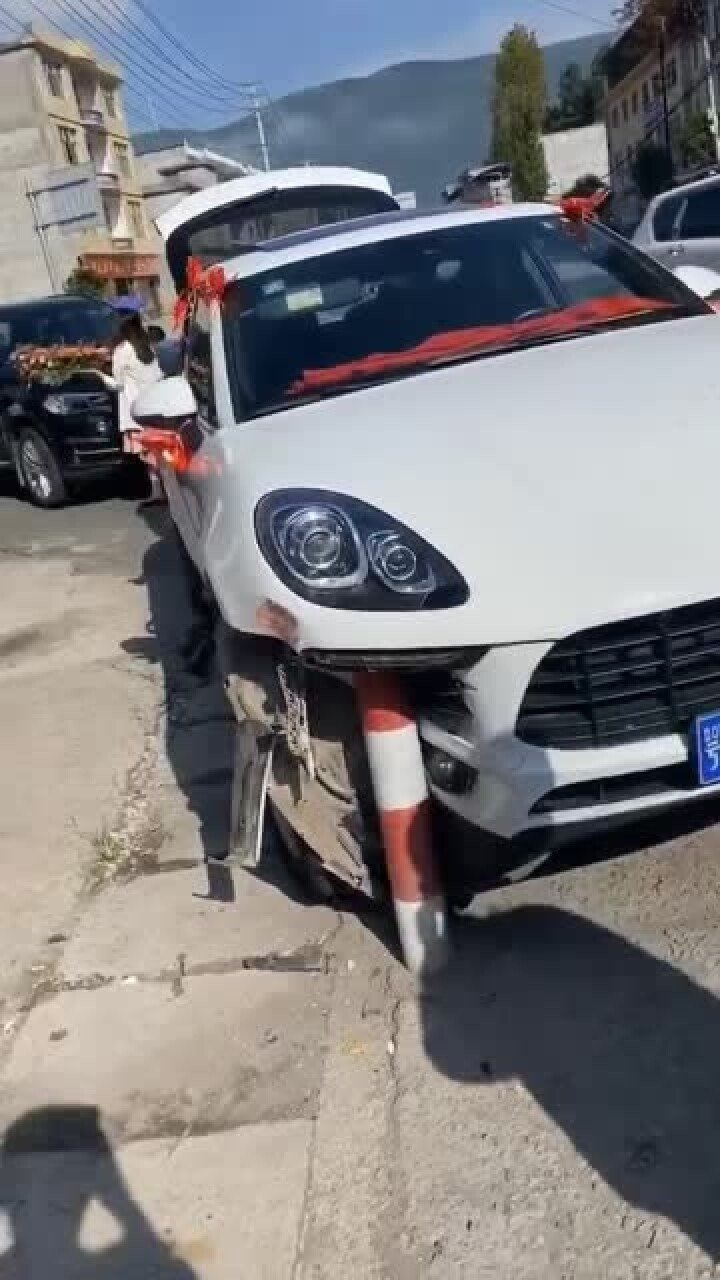保时捷卡宴撞路桩头一次出婚车就撞车真倒霉