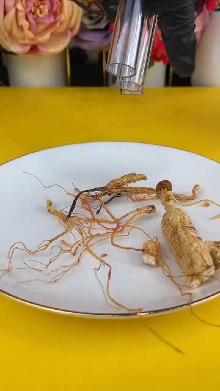 用人参,冬虫夏草炖出来的羊肉做羊肉泡馍,那味道肯定不一般.