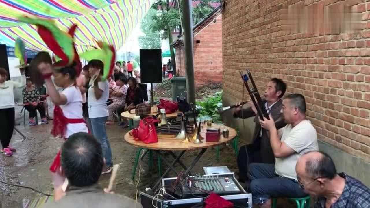 农村白事三周年唢呐吹奏接灵锣鼓与铜器伴奏非常精彩好听