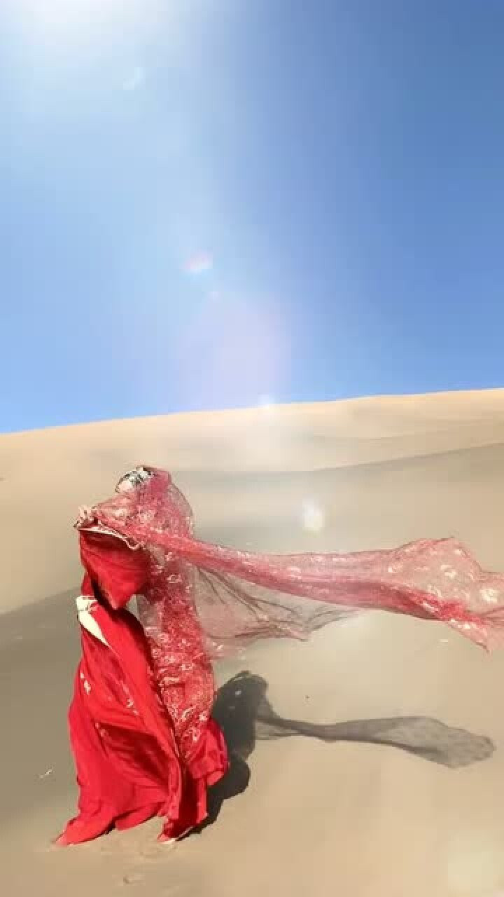 红色汉服和沙漠很配,仿佛寂寥无际中注入了一丝热情!