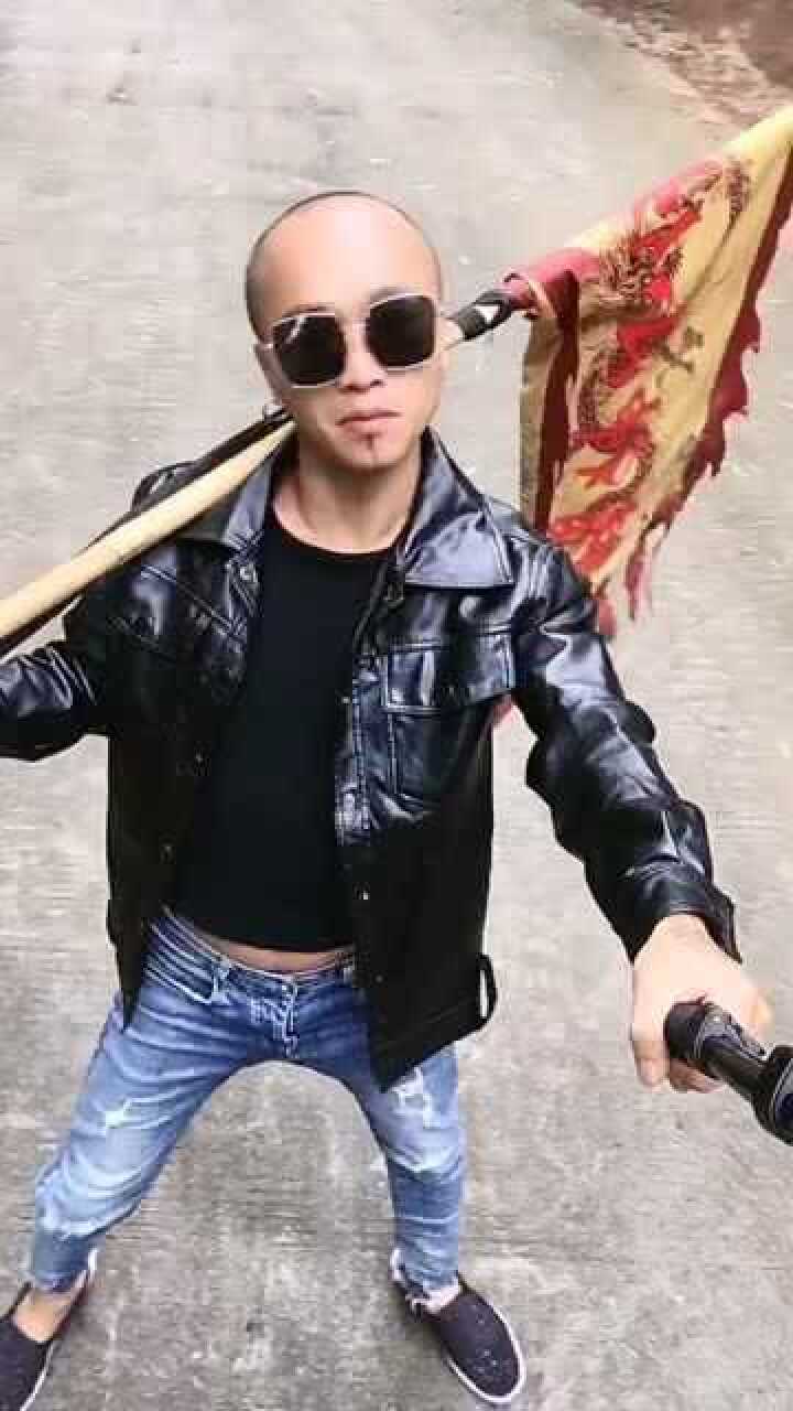 人称常山赵子龙的兄弟,手扛龙旗,气质极强