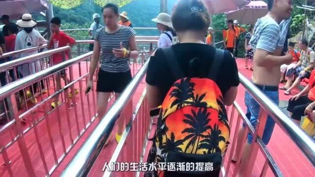 中国最恐怖的玻璃桥:踩上去突然碎裂,不少游客被吓哭