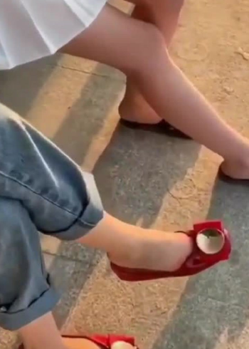 把美女的鞋子蹬掉以后你第一反应是什么网友不会是掉色了吧