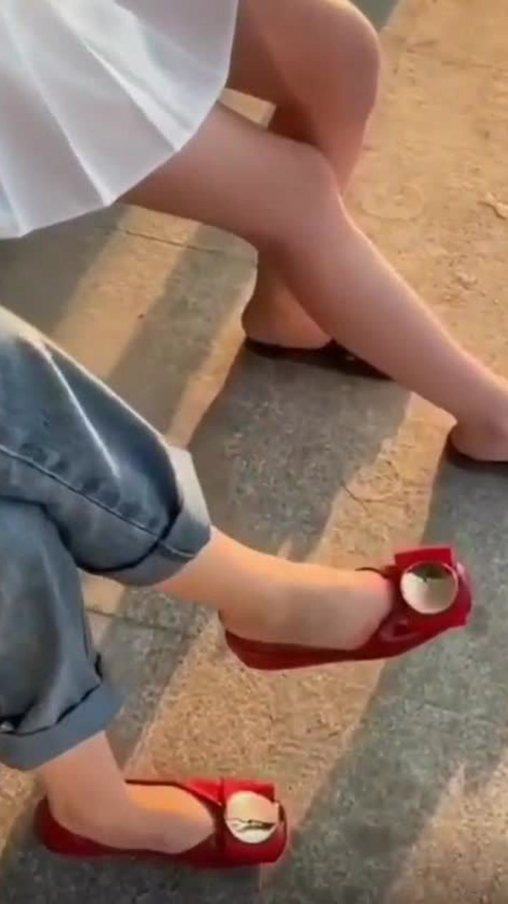 把美女的鞋子蹬掉以后你第一反应是什么网友不会是掉色了吧