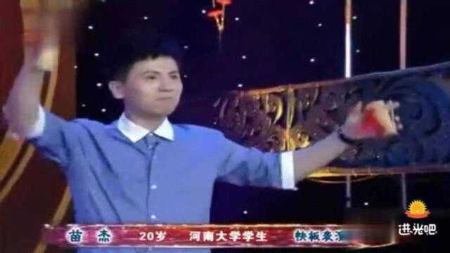 快板表演,苗杰,八零九零新青年,展现民族戏曲站台前