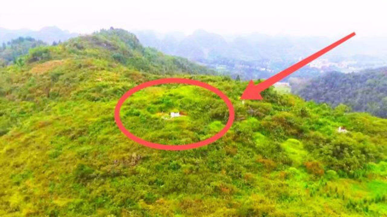 航拍葬于山顶的坟墓这样的风水宝地实属罕见这家后代挺富裕