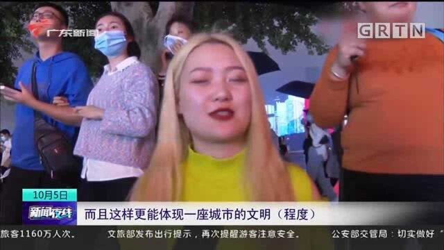 重庆:特警筑“人墙” 护送过马路