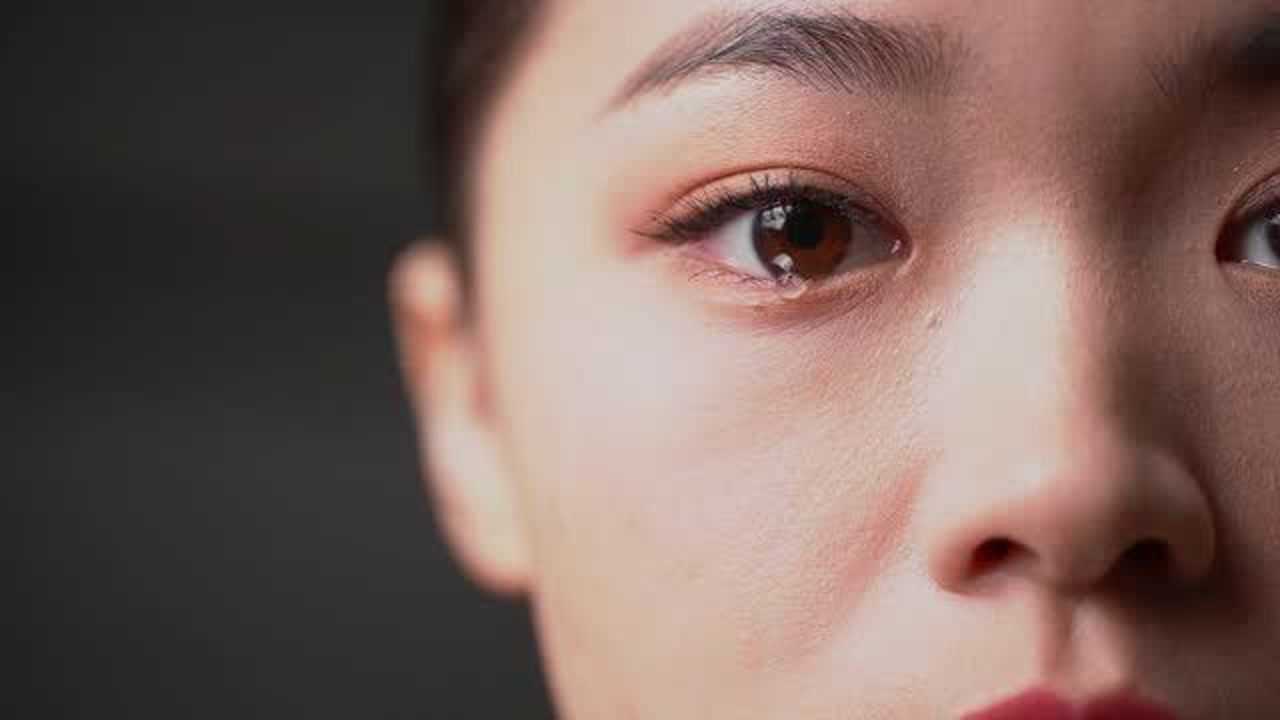 女生,无声的流泪,是这样的