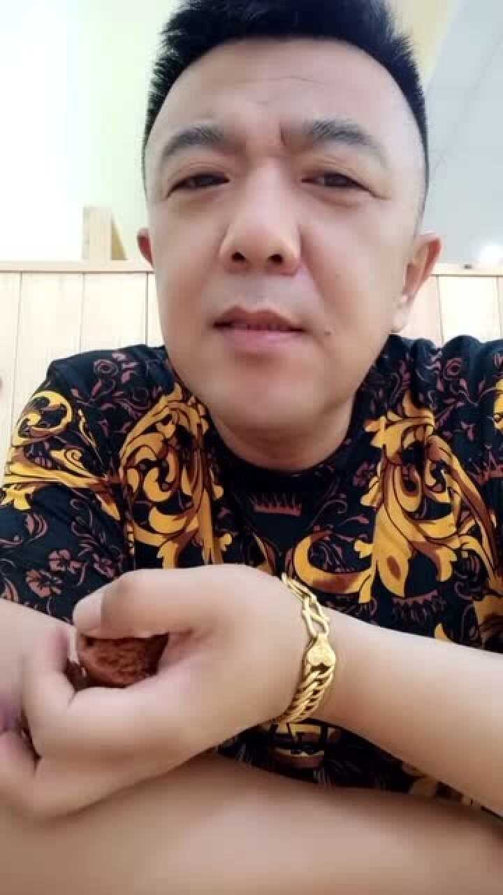 大叔真是豪横墨镜一戴谁都不爱