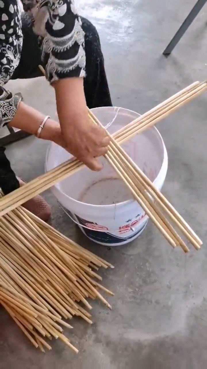 手艺人就地取材竟然这样缝制盖帘一个针钉的牢固吗