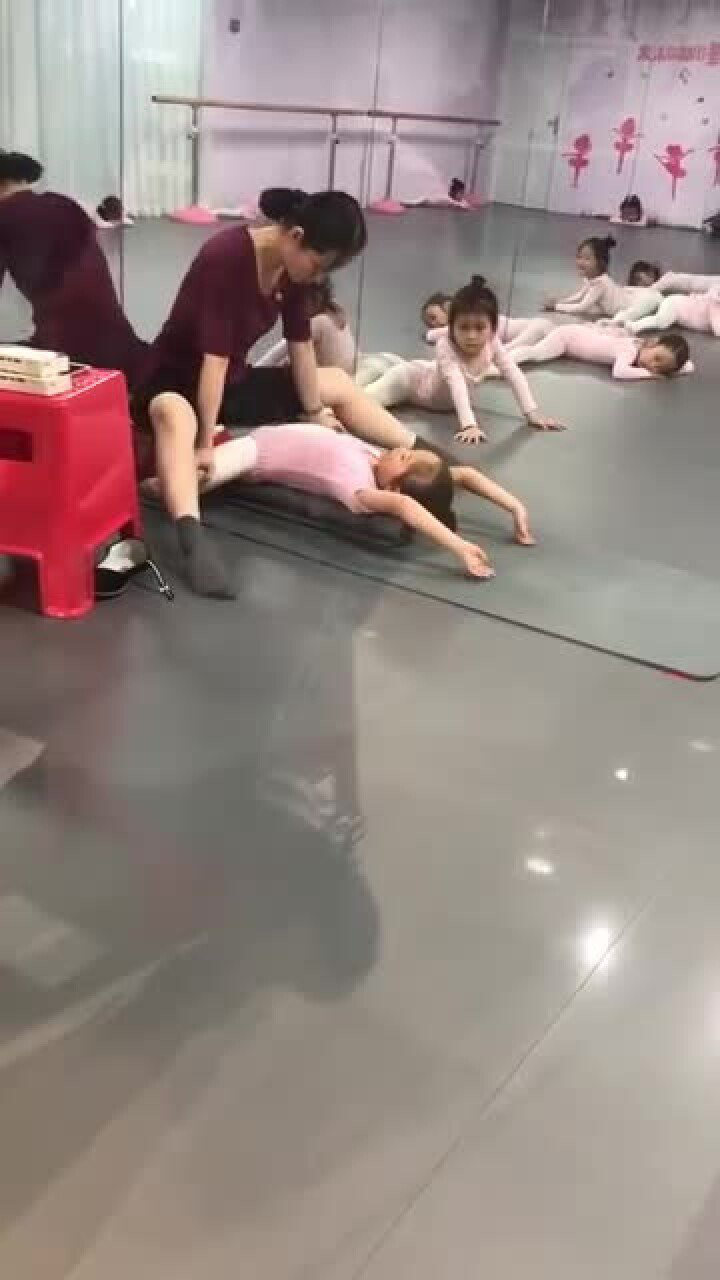 舞蹈课老师给孩子压腿，你们说是老师累，还是孩子累？_高清