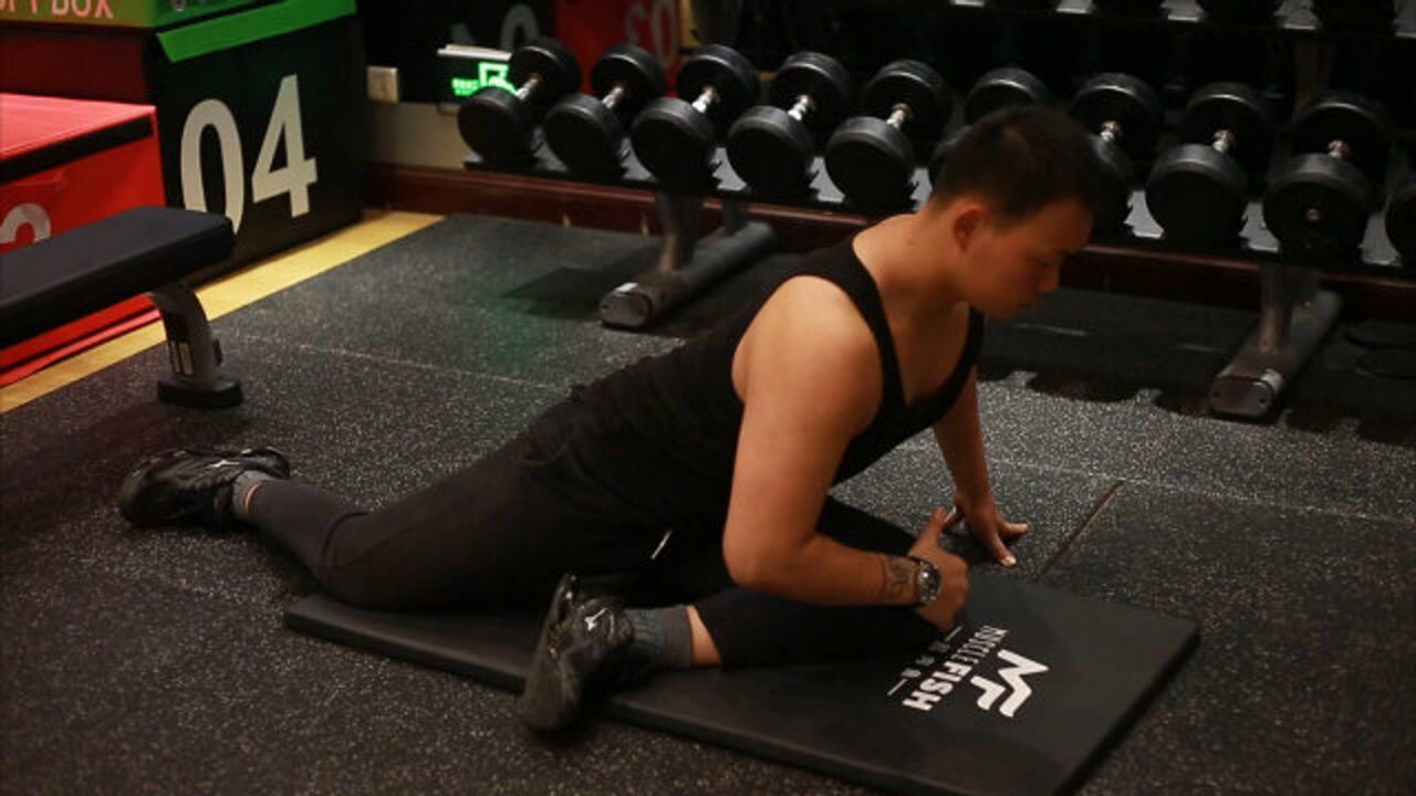 拉伸三个简单的动作放松腰腹部肌群缓解腰疼