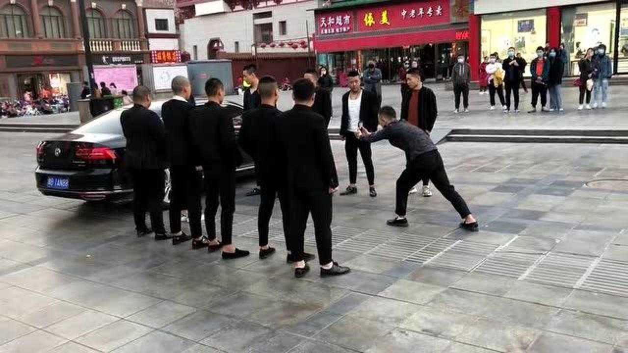 这就是精神小伙所谓的排面吗咱下次拍视频的时候能换一辆好点的车吗