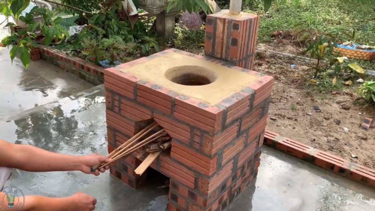用红砖做一个炉体里面涂抹黄泥定型这样的炉子真是太实用了