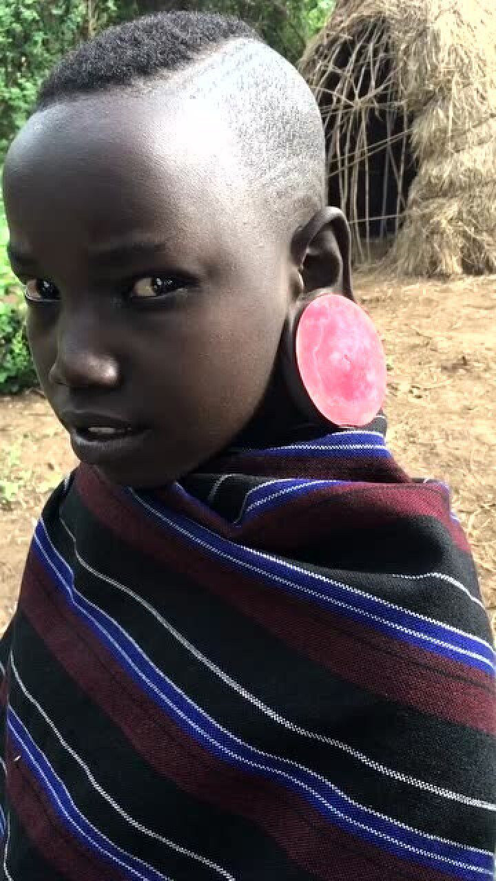 非洲部落的美不是一般人能欣赏的,非洲孩子耳朵从小被割个大洞,太残忍