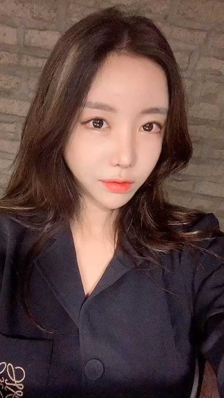 喜欢自拍的女生都是爱臭美的.