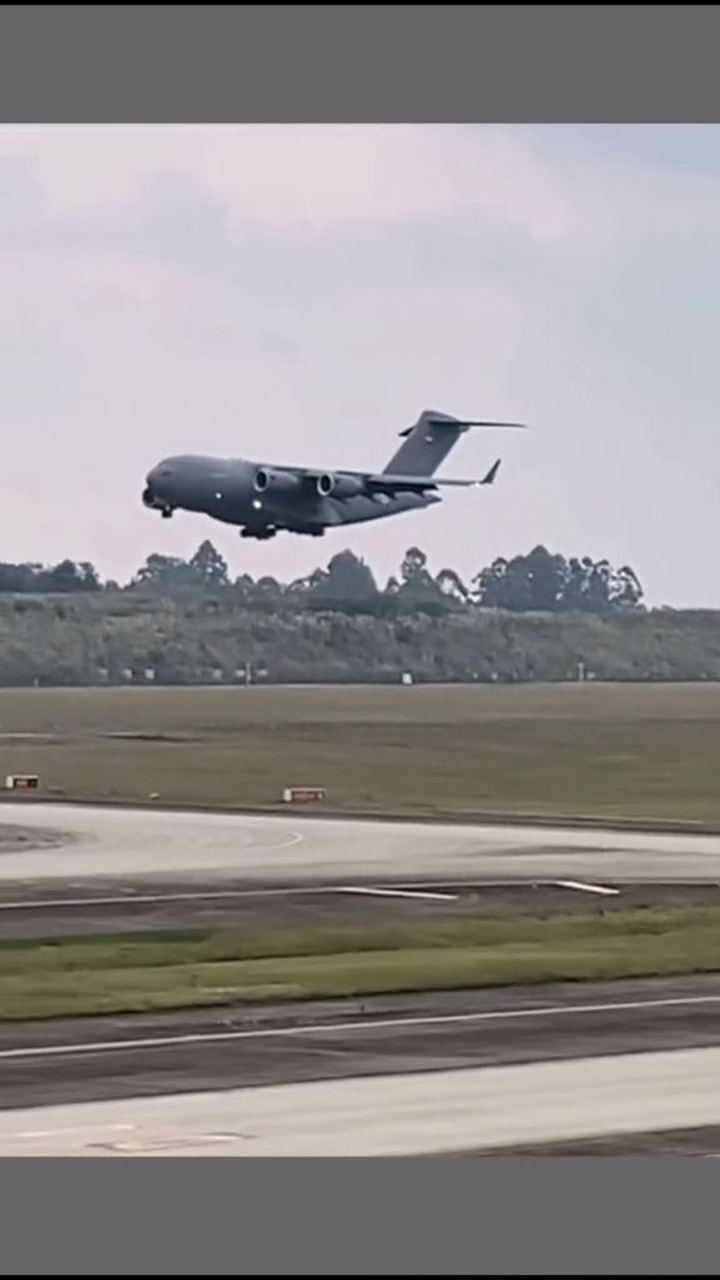 环球霸王c17运输机降落成都双流机场场面真霸气