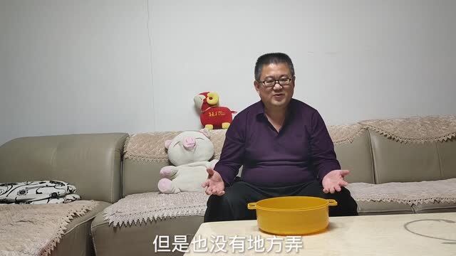 一条漂亮的小海鱼,你认识吗?在它快被扔进下水道的那一刻,余月拯救了它