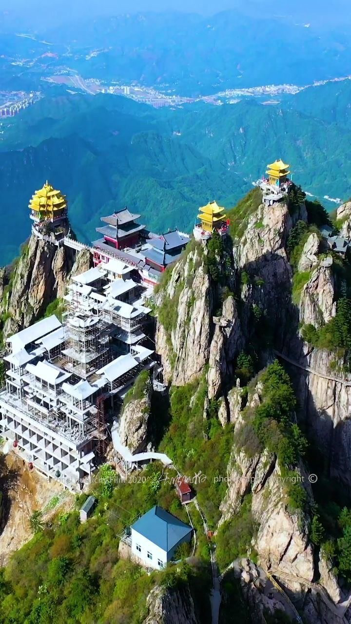 老君山位于十三朝古都洛阳的栾川县县城东南三千米处,八百里伏牛山脉