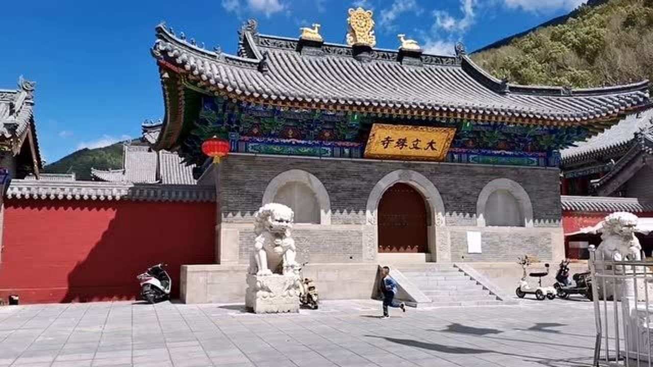 游山西五台山之大文殊寺,此处亦名广安寺,为章嘉活佛五处之一