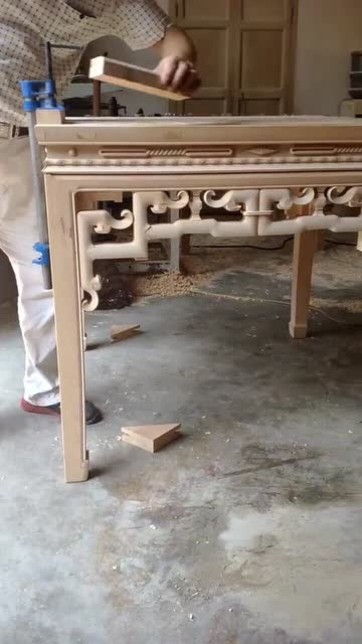 民间大师用10天时间雕刻出32象鼻八仙桌不求赚钱只求传承技艺